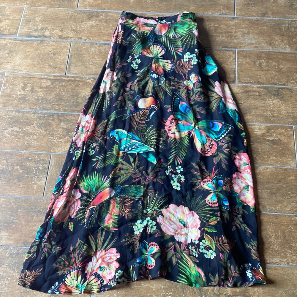 Farm Rio maxi skirt w/ half slip liner. Size xs. Great condition. Tropical print